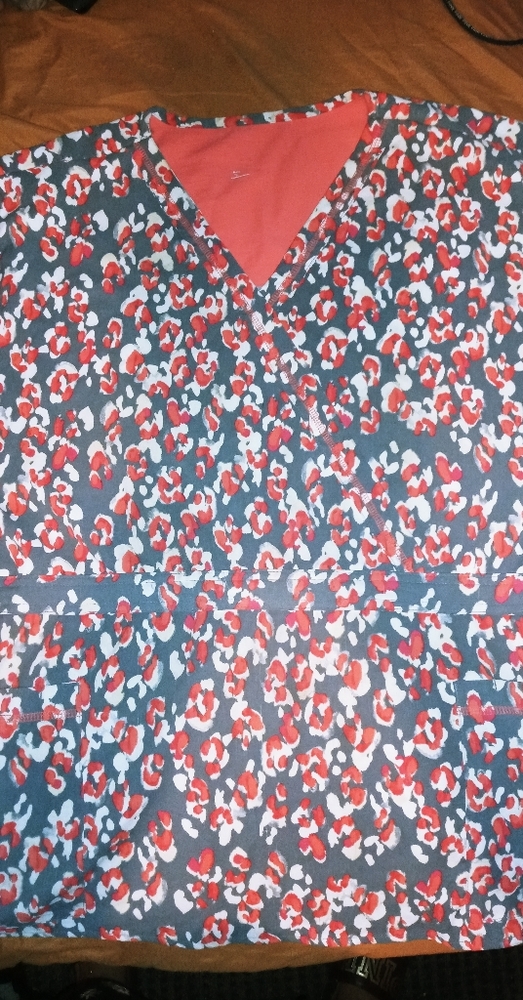 SCRUB TOP